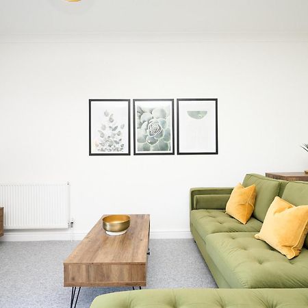 Spacious 1 Bed Apt - Stunning Views & Private Parking - 5 Mins To Beach - Dog Friendly - Close To Ventnor, Shanklin & Sandown - Ideal For Friends, Families & Business Travellers - Sleeps Up To 4 Guests - Managed By "Greenstay Serviced Accommodation" Bonchurch Kültér fotó