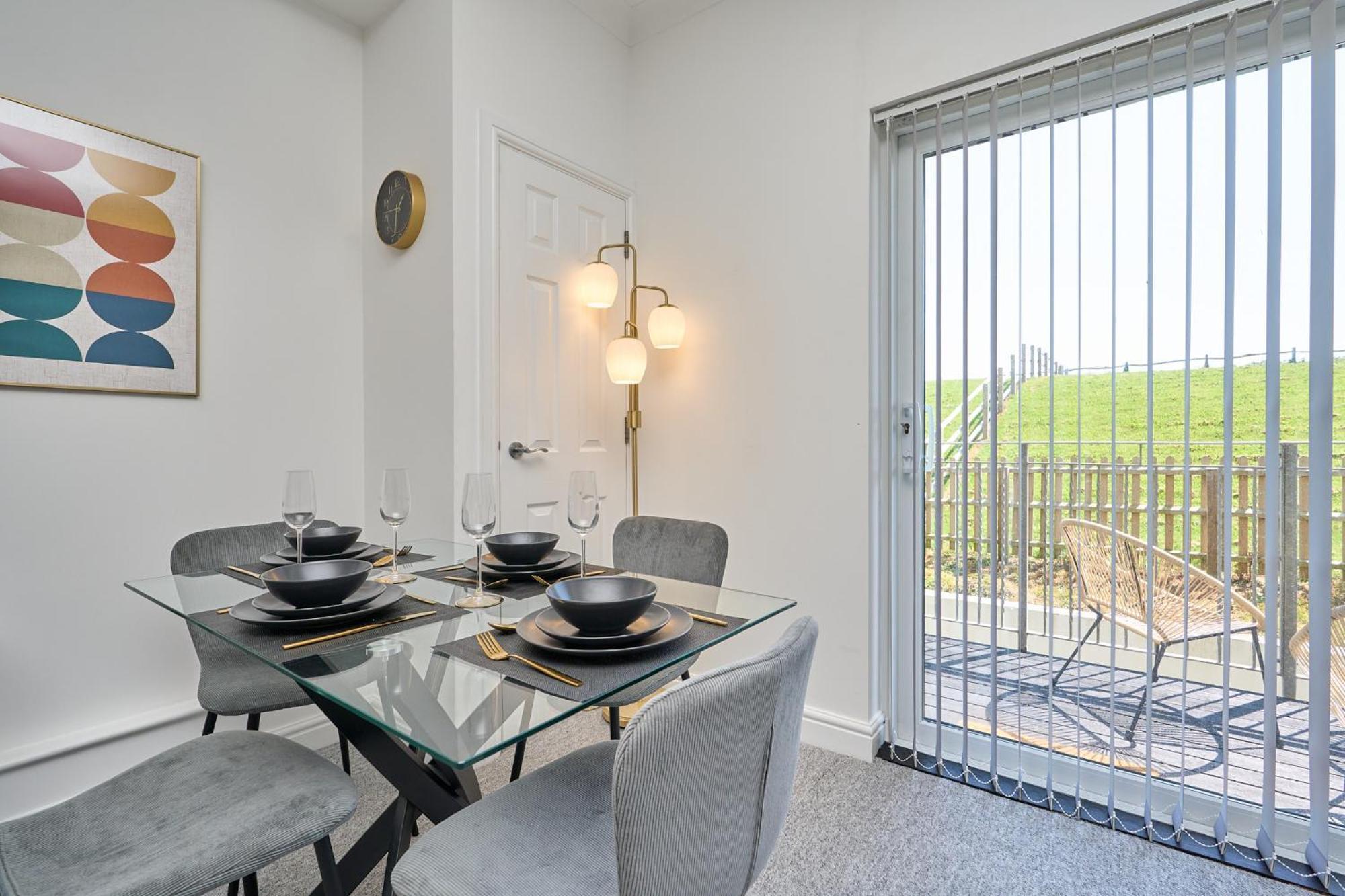 Spacious 1 Bed Apt - Stunning Views & Private Parking - 5 Mins To Beach - Dog Friendly - Close To Ventnor, Shanklin & Sandown - Ideal For Friends, Families & Business Travellers - Sleeps Up To 4 Guests - Managed By "Greenstay Serviced Accommodation" Bonchurch Kültér fotó