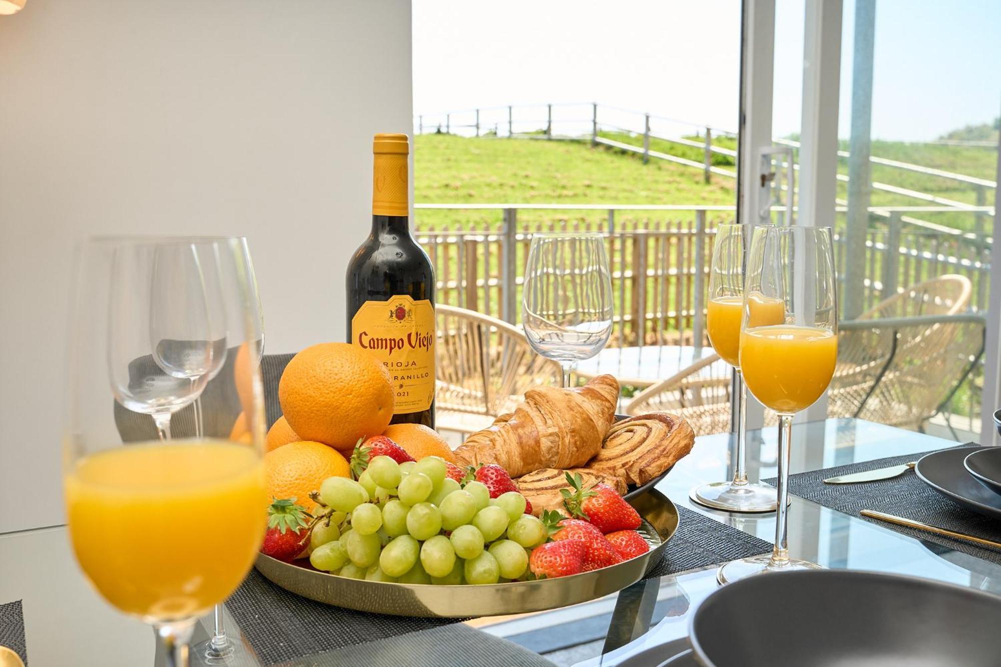 Spacious 1 Bed Apt - Stunning Views & Private Parking - 5 Mins To Beach - Dog Friendly - Close To Ventnor, Shanklin & Sandown - Ideal For Friends, Families & Business Travellers - Sleeps Up To 4 Guests - Managed By "Greenstay Serviced Accommodation" Bonchurch Kültér fotó