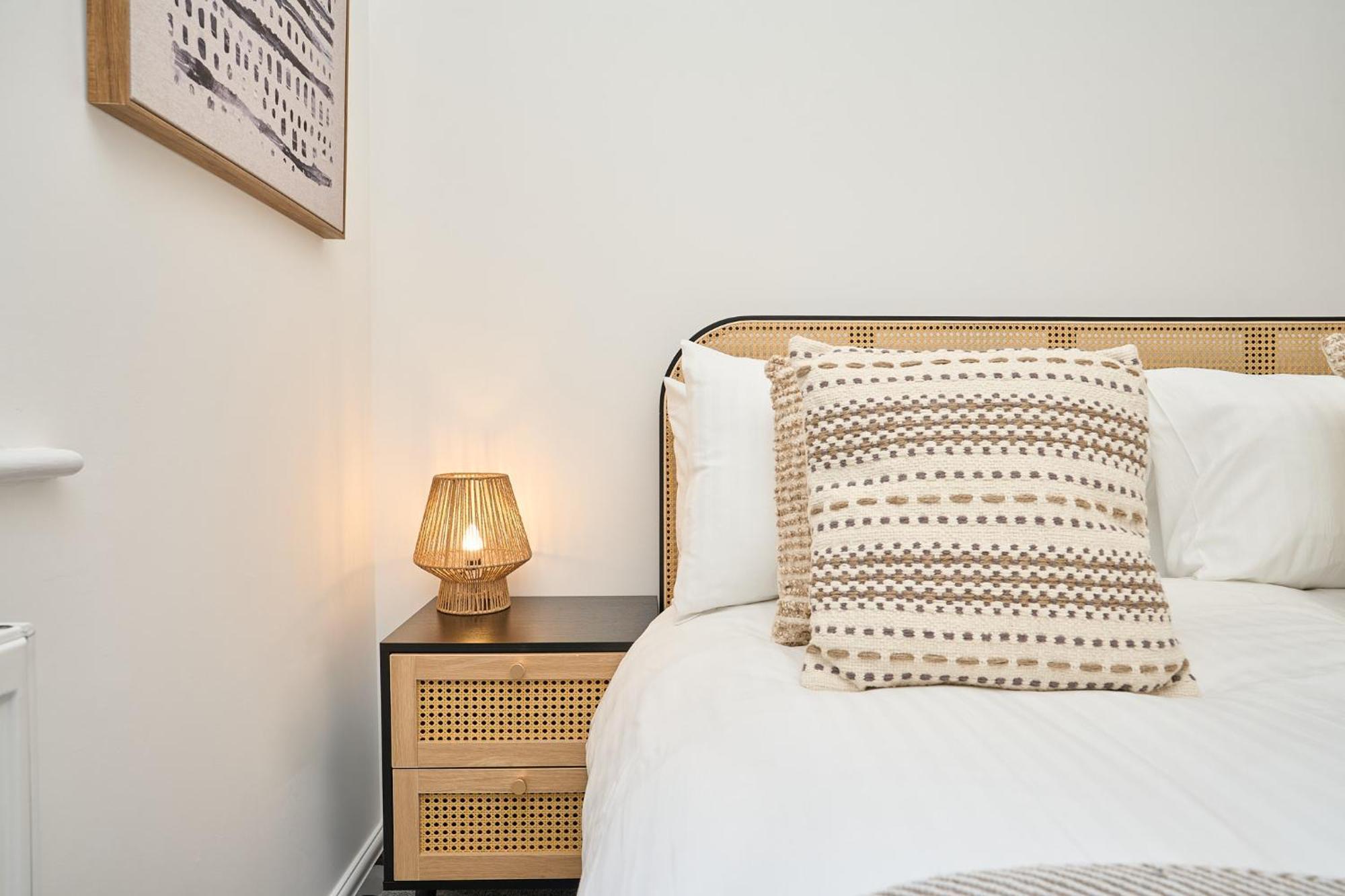 Spacious 1 Bed Apt - Stunning Views & Private Parking - 5 Mins To Beach - Dog Friendly - Close To Ventnor, Shanklin & Sandown - Ideal For Friends, Families & Business Travellers - Sleeps Up To 4 Guests - Managed By "Greenstay Serviced Accommodation" Bonchurch Kültér fotó